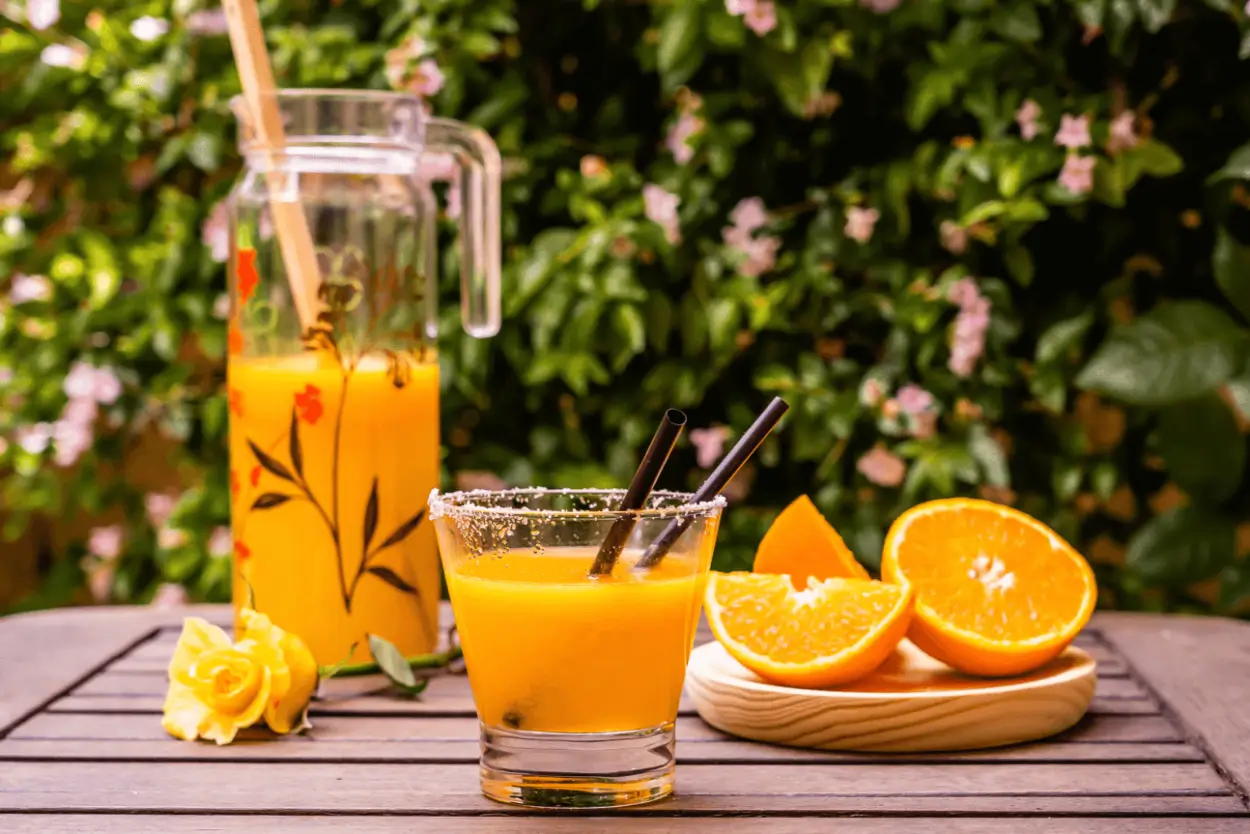 Beides ist im Sommer gesund. Smoothies und alkoholfreies Bier.