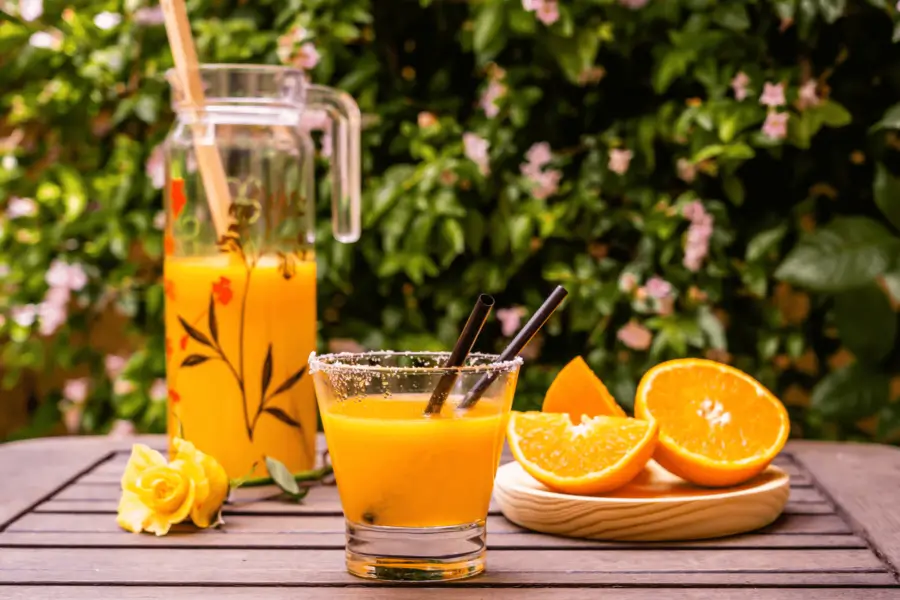 Beides ist im Sommer gesund. Smoothies und alkoholfreies Bier.