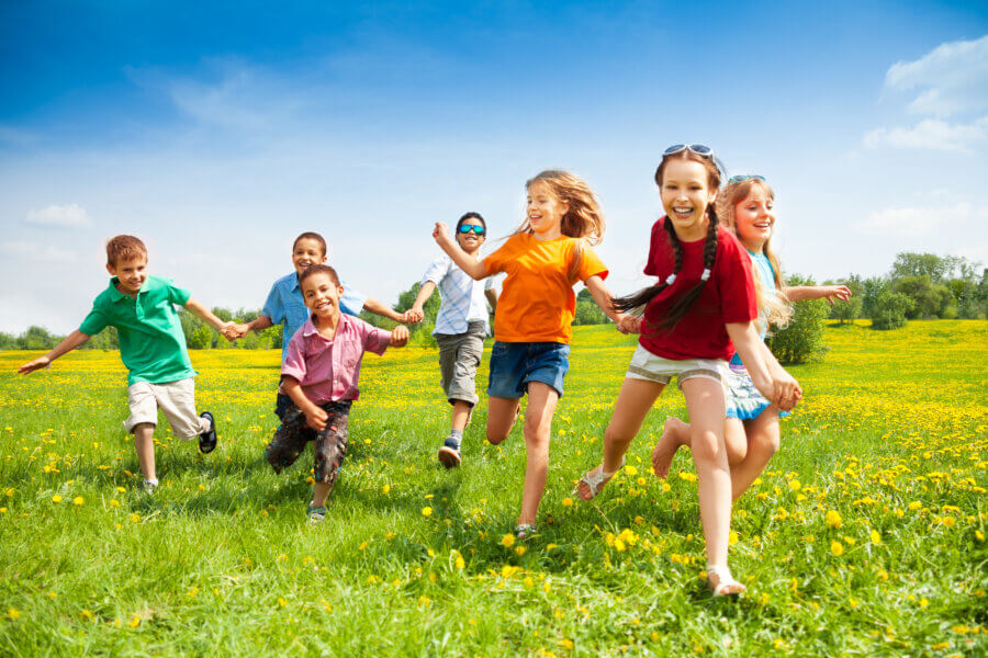 Kinder spielen und sind fröghlich