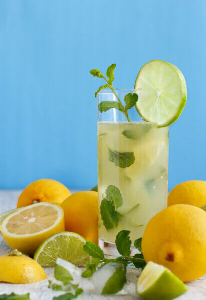 Mineralwasser mit Zitrone ist sehr erfrischen und gesund