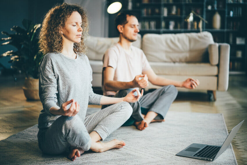 Yoga und Entspannungsübungen können helfen