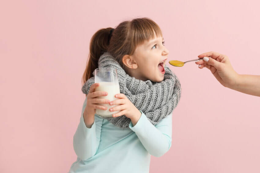 Kinder essen bei Erkältung und Husten Honig
