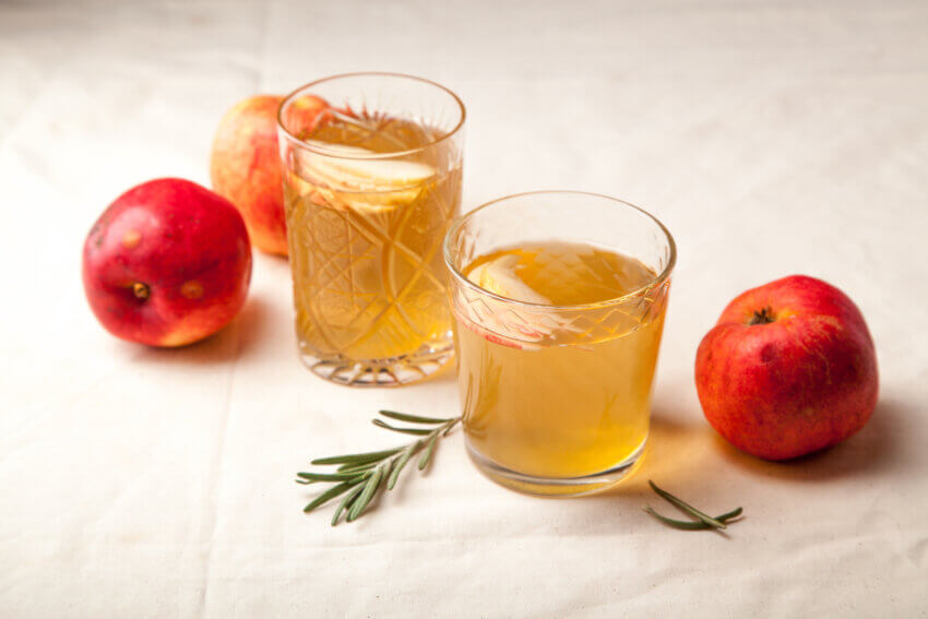 2 Gläser Apfelessig für die Gesundheit