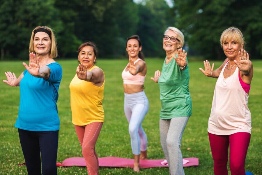 Aktive ältere Menschen, die Sport in der Natur treiben