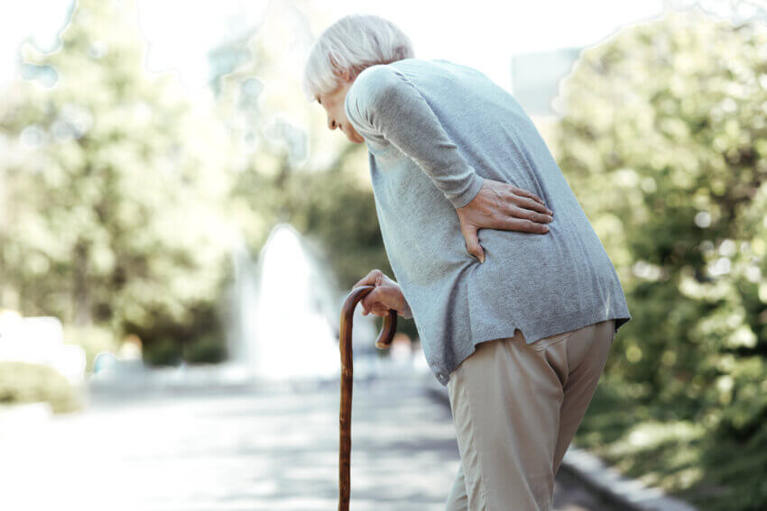 Mit zunehmendem Alter kommt  es zu einer Verringerung der Knochenmasse 
