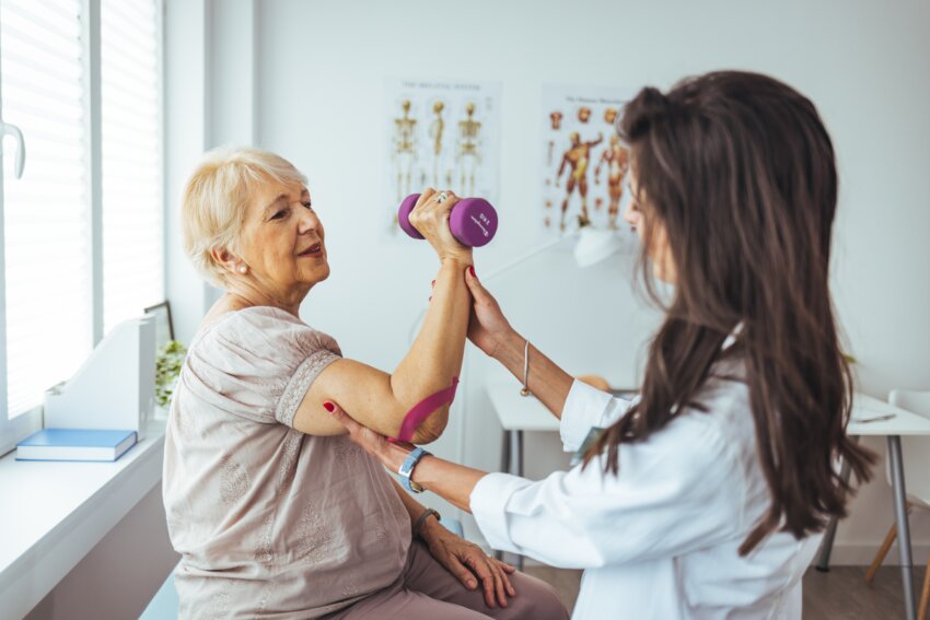 Epicondylitis tritt häufiger bei Menschen im mittleren Alter 