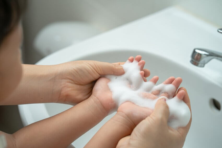  Kinder sollten regelmäßig ihre Hände waschen, um die Übertragung von Bakterien zu minimieren.