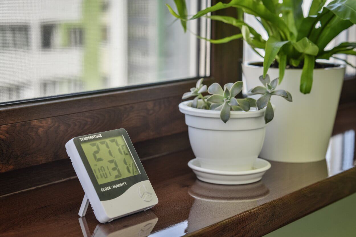 Messung der optimalen Temperatur und Luftfeuchtigkeit in einem Haus auf Fensterbrett