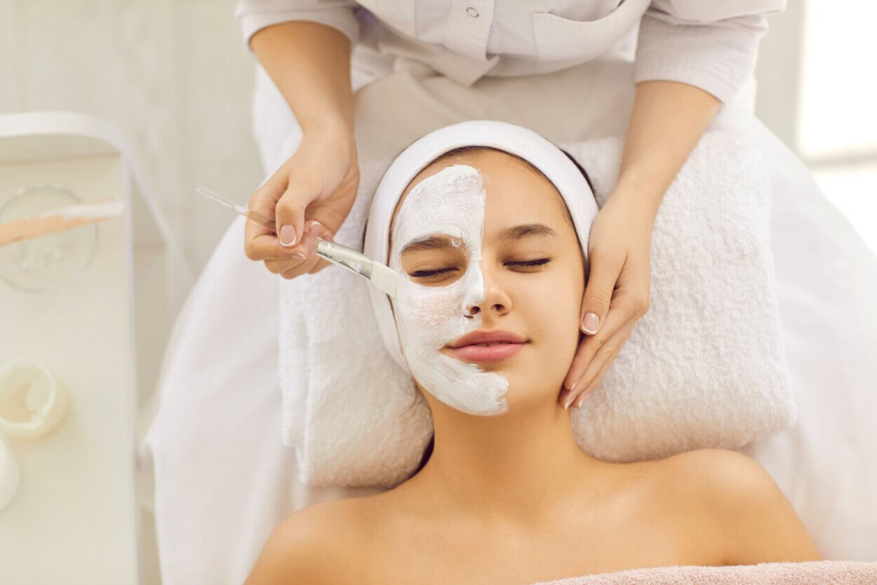 Eine Gesichtsmaske für eine gesunde, leuchtende Haut,