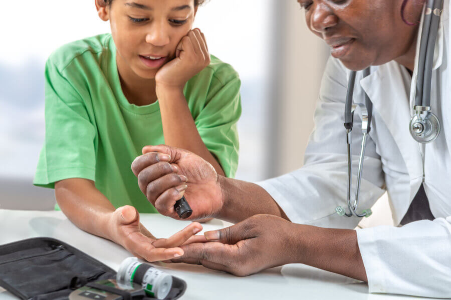 Kind mit Diabetes beim Arzt
