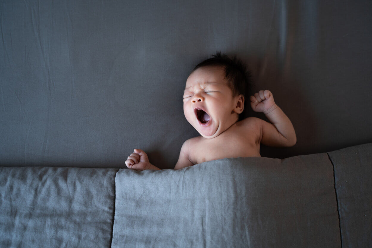 Gähnen bei einem Kleinkind