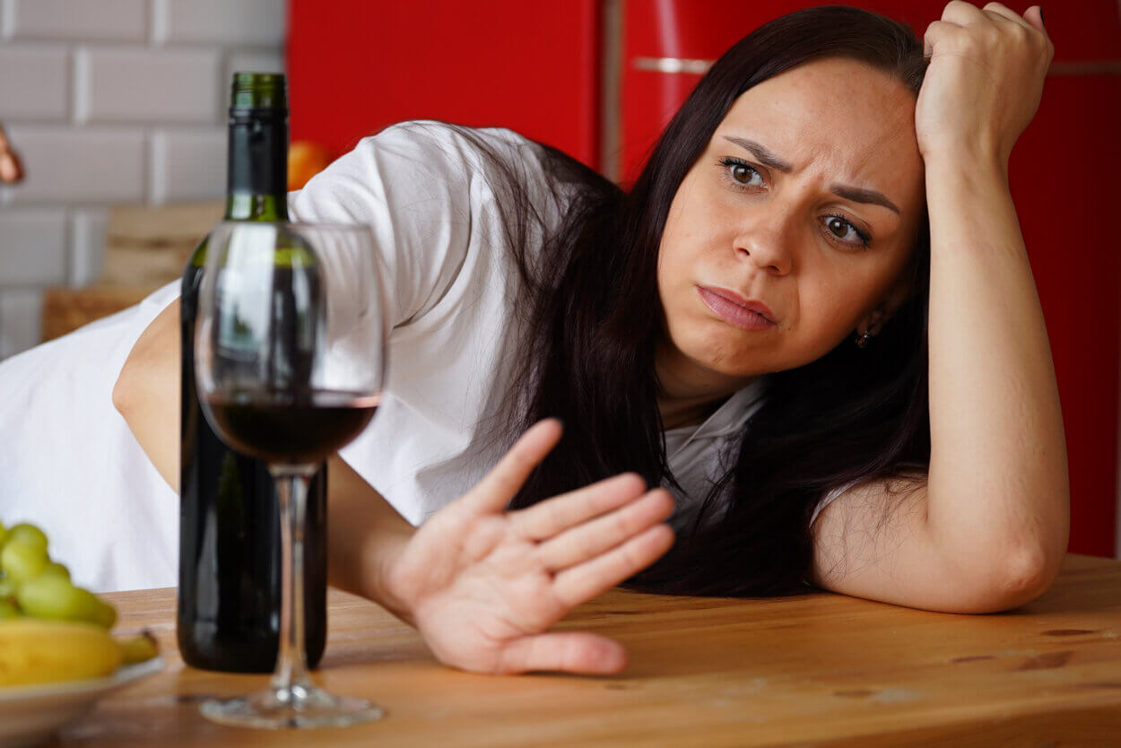 Junge Frau hat Kopfschmerzen durch Rotwein