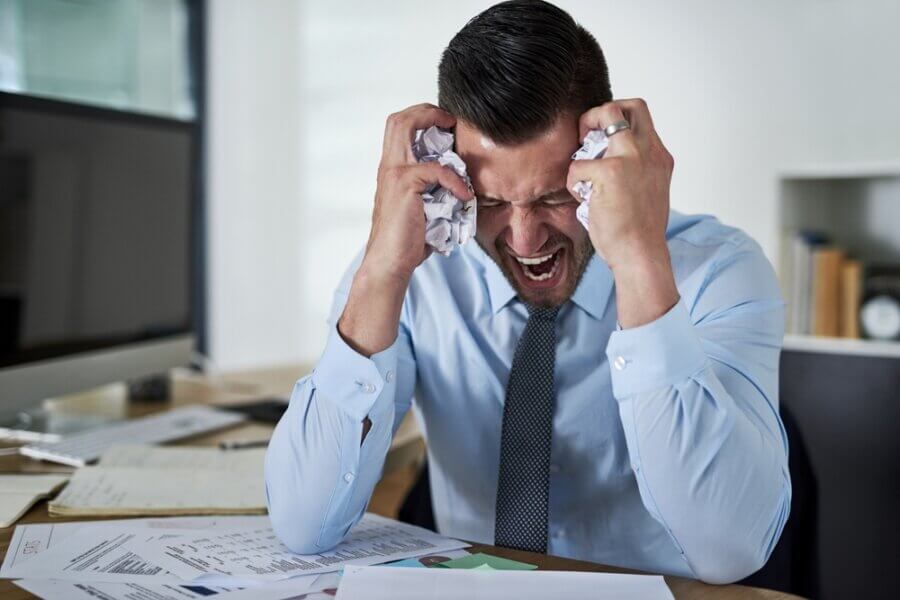 Mann hat Stress auf der Arbeit