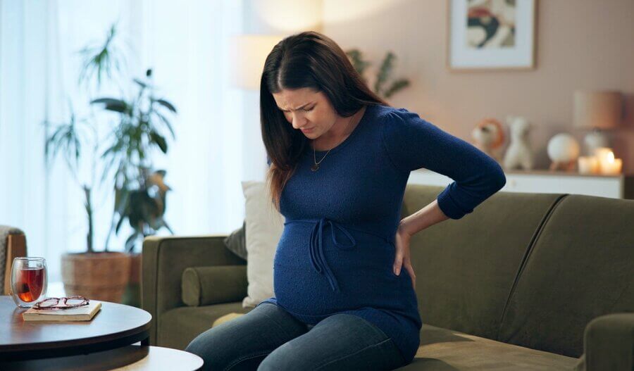 Schwangere Frau hat Rückenschmerzen
