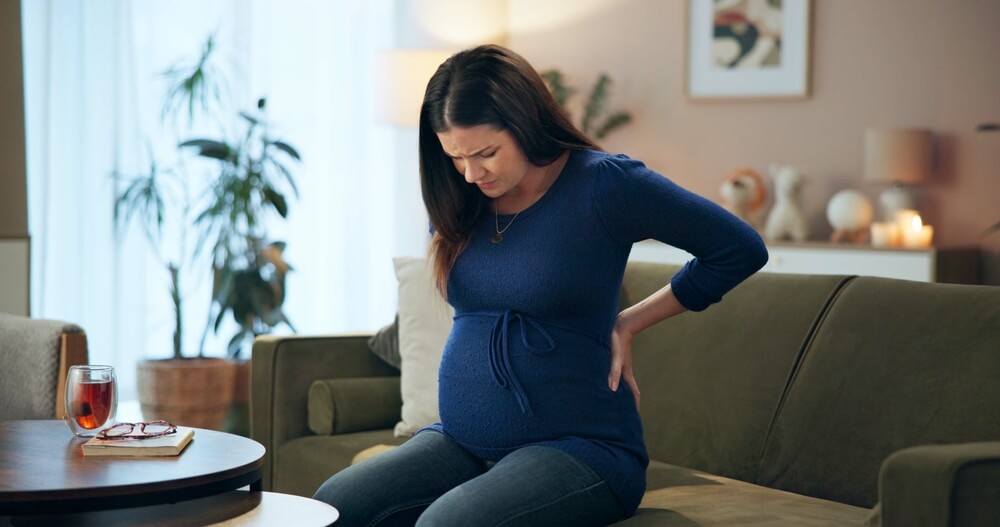 Schwangere Frau hat Rückenschmerzen