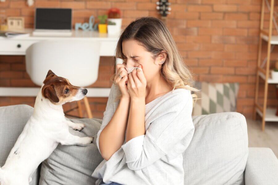 Frau mit Terhaarallergie
