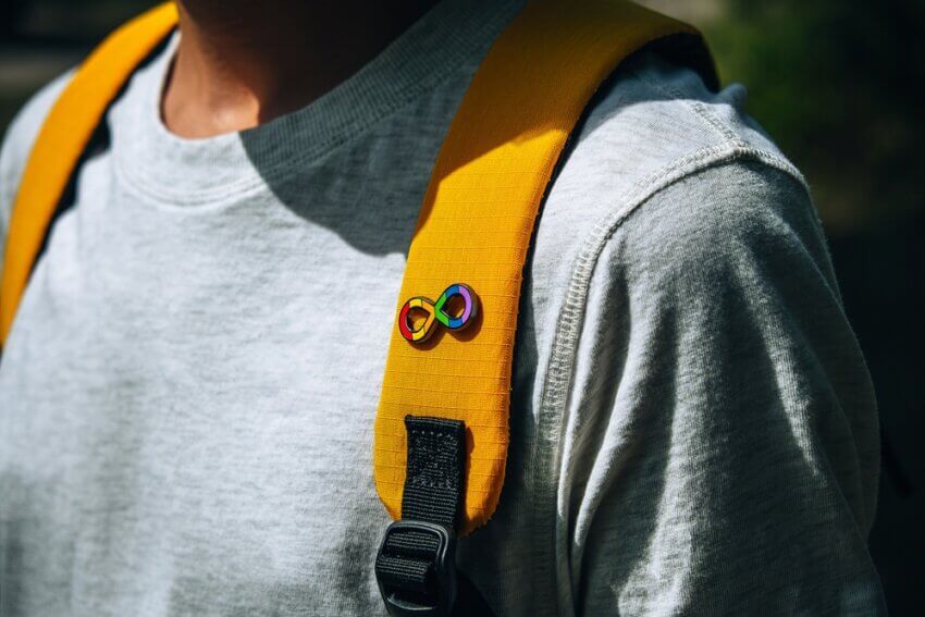Autist mit Rucksack