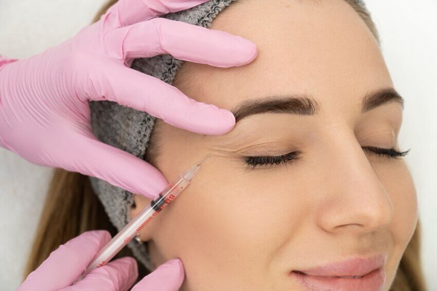 Hübsche Frau lässt sich Botox injizieren