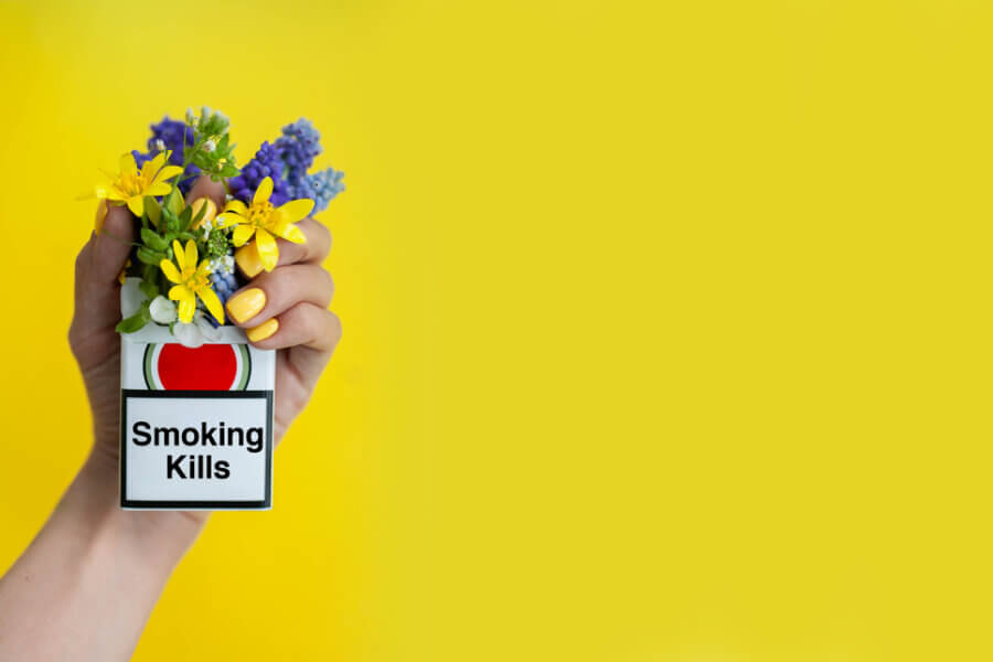 Zigarettenpackung mit Blumen drin