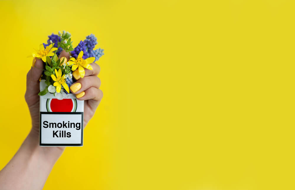 Zigarettenpackung mit Blumen drin