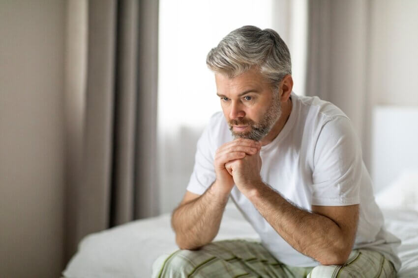 Erwachsener Mann erlebt eine Midlife-Crisis