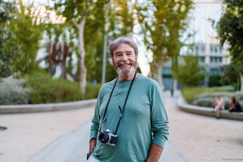 Erwachsener Mann als Hobbyfotograf