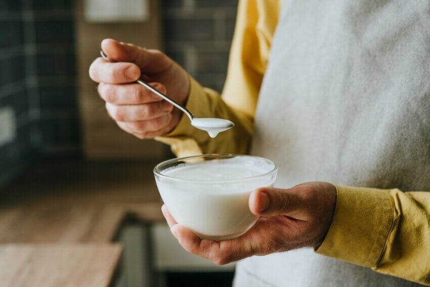 Mann mit einer Schüssel Kefir oder Joghurt