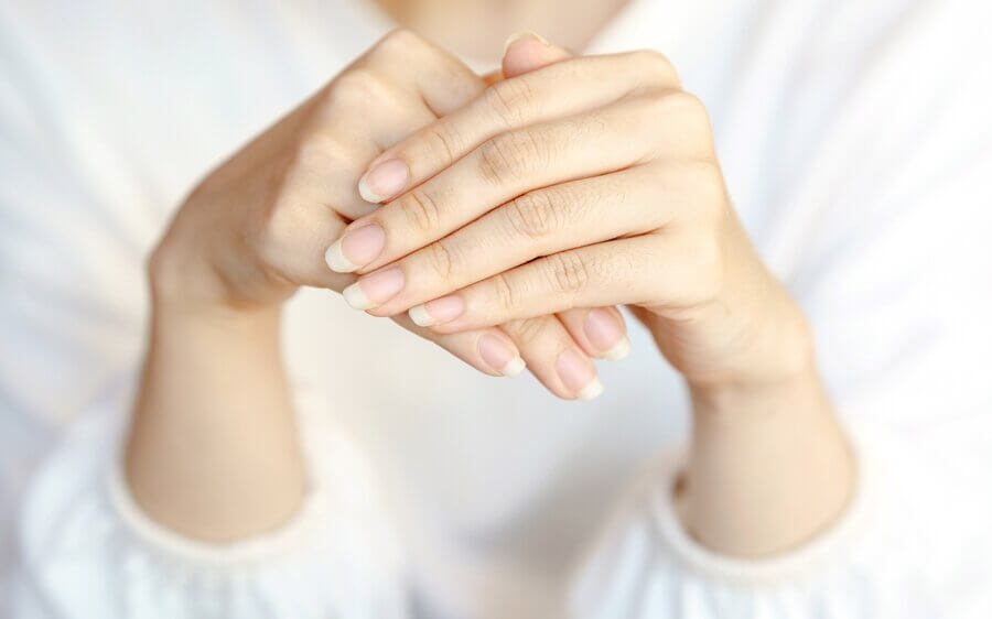 Hände mit schönen Nägeln