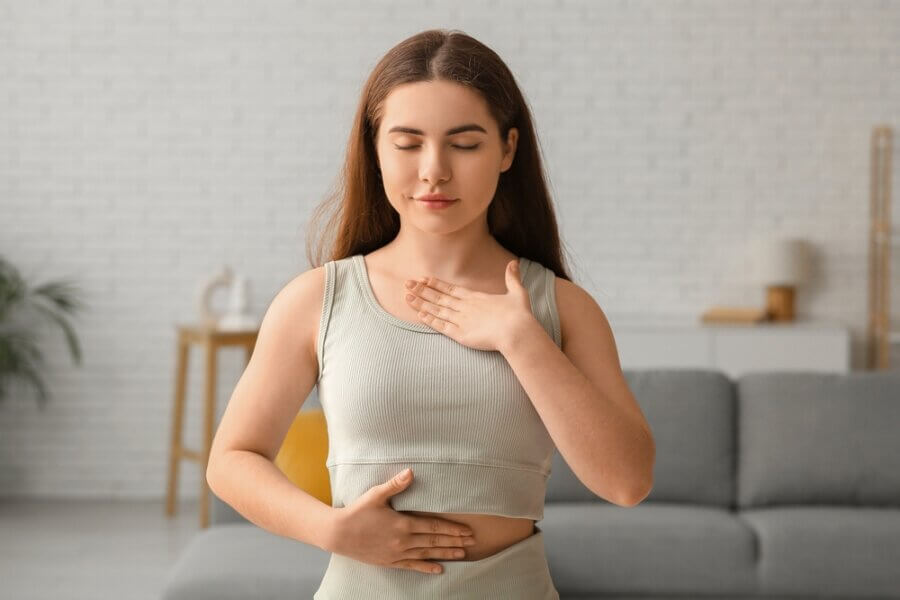 Junge Frau beim bewussten Atmen