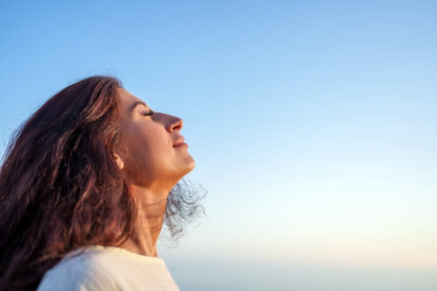 Junge Frau atmet ein